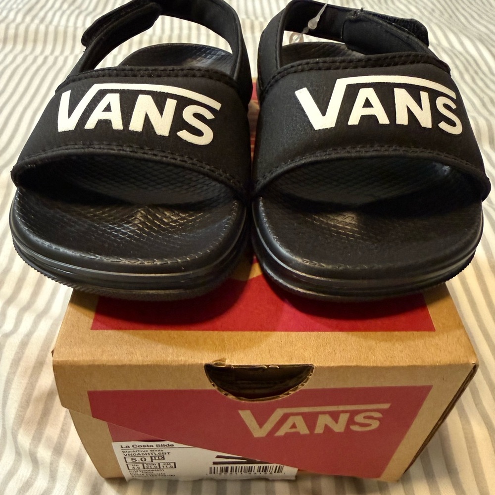 🆕 Toddler size 5 Vans Black and White Logo Slides